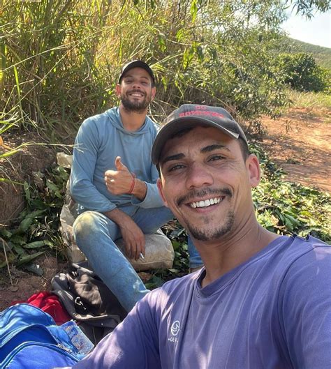 Casal De Agricultores Gay Faz Sucesso Nas Redes Ao Mostrar Rotina No Campo Jornal De Bras Lia
