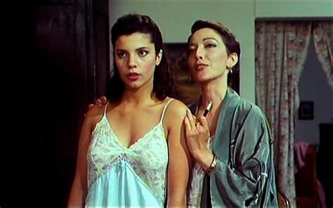 Naked Maribel Verdú in El aire de un crimen