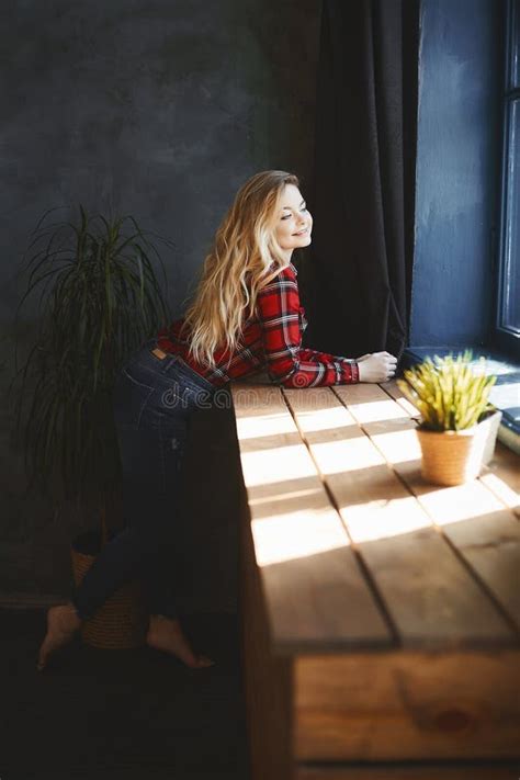 Belle Et à La Mode Fille Blonde De Modèle De Pluss taille Avec Le Grand Sein Dans La Chemise De