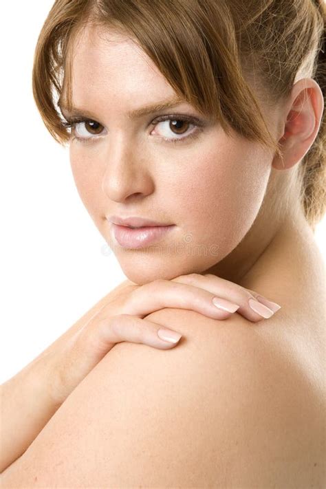 Het Glimlachen De Brunette Kijkt Over Haar Schouder Stock Foto Image Of Volwassen Gelukkig