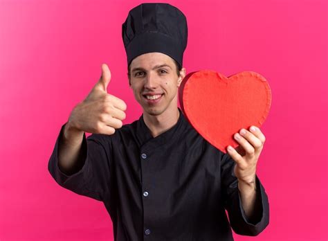 Jovem Loira Sorridente Uniforme De Chef E Bon Olhando Para A