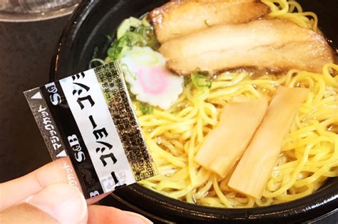 ファミリーマート『鶏と魚介のwスープ 醤油ラーメン』を食べてみたら鶏の旨味に魚介が利いた味わい深い醤油ラーメンだった│とりぷるセブン