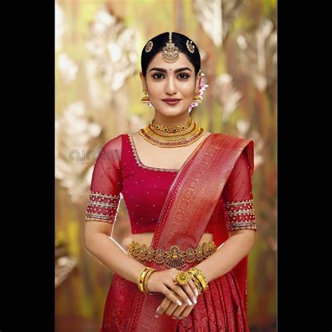 നവ വധുവിന്റെ ലുക്കില്‍ തിളങ്ങി സാനിയ അയ്യപ്പന്‍; വൈറലായി പുതിയ ...