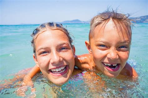 Enfant Jouant Dans La Piscine Photo Stock Image Du Actif Détente