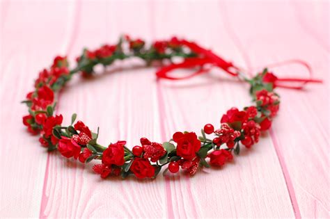ᐉ Венок для волос из цветов с зеленью Red (588)