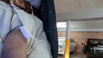 Caminando en un garaje público XVIDEOS