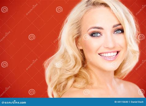 Mooie Jonge Blonde Vrouw Met Een Richtende Glimlach Stock Foto Image Of Huid Gezicht