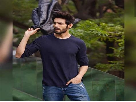 Kartik Aaryan Blushes At Getting Proposed For Marriage By A Fan In