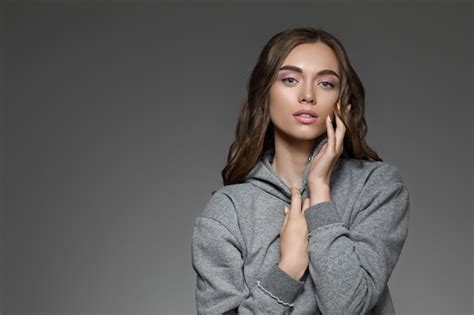 Retrato De Mujer Con Pelo Largo En Gris Suéter Foto Premium