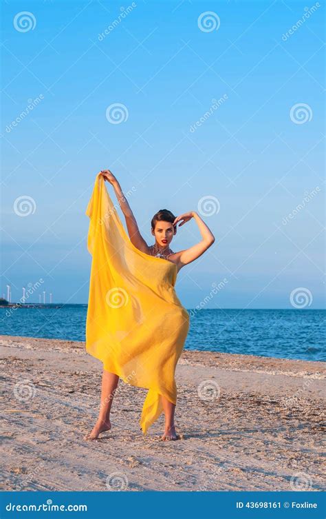 Jeune Fille Dans Un Bikini Et Un Pareo Jaune Image Stock Image Du