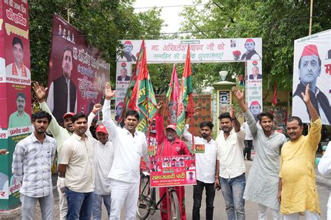 Samajwadi Party Workers Cut Tomato Shaped Cake On Akhilesh Yadavs