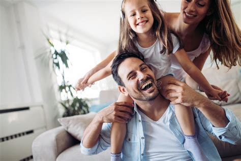 Familia Feliz Que Tiene Tiempo De La Diversi N En Casa Foto De Archivo