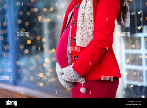 Pregnant Womans Abdomen Hi Res Stock Photography And Images Alamy