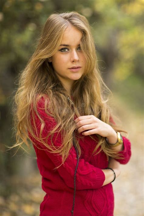 Portrait D Une Jeune Femelle Blonde Sur Le Champ Belle Femme Photo Stock Image Du Jour Beau