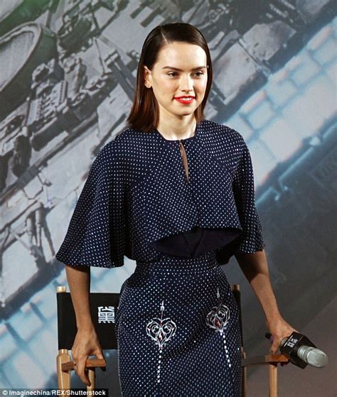 Daisy Ridley Shows Off Her Tiny Waist At Star Wars The Force Awakens