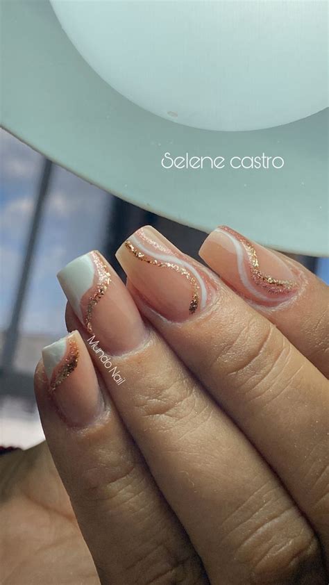 Uñas nude y blanco Manicura de uñas Uñas elegantes y sencillas Uñas