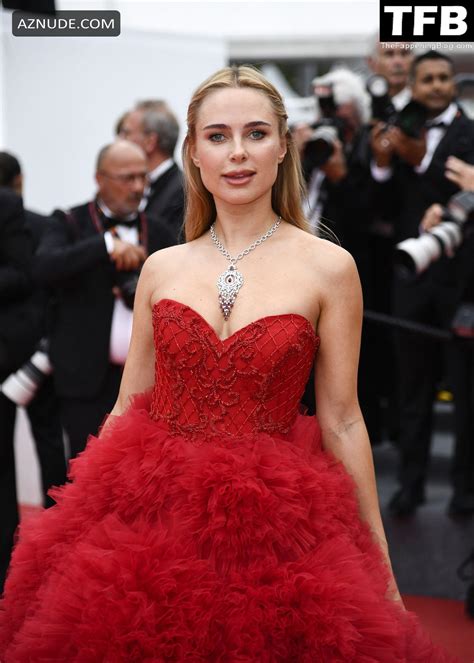 Kimberley Garner Sexy Seen Flaunting Her Hot Cleavage In A Red Dress At