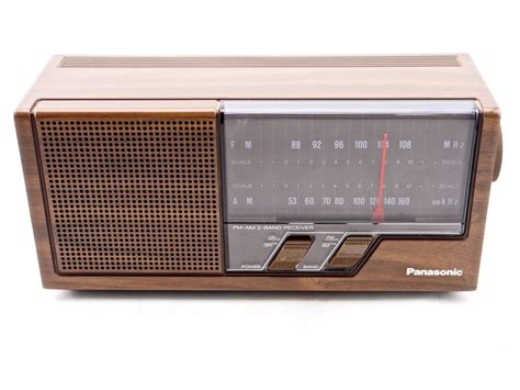 An Old Fashioned Radio Sitting On Top Of A Table