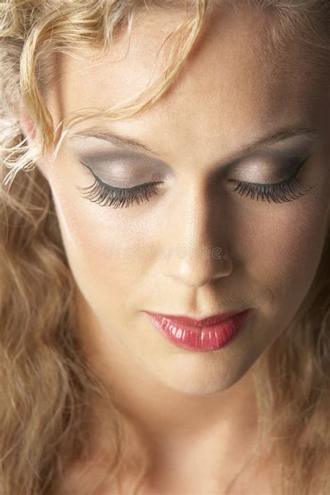 Jeune Femme Appliquant Le Renivellement Image Stock Image Du Blonde Concentration