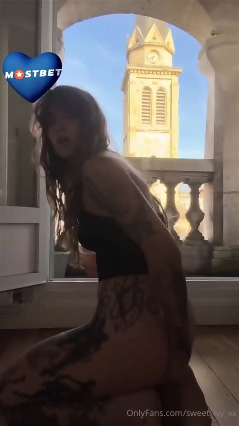 Perra Tatuada Anal Dildo