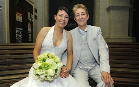 Mix Casamento Coletivo Gay Em Sp Tem Noivo Maquiado E Bolo Tem Tico Evento Acontece Neste