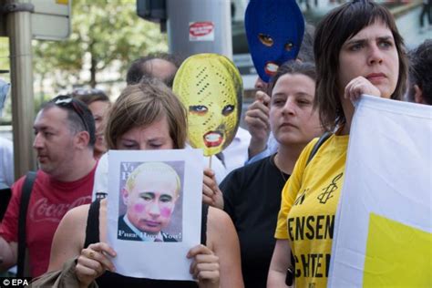 Pussy Riot Trial Garry Kasparov Dragged Away From Massive Protest Daily Mail Online