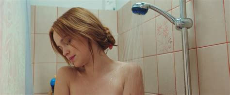 Nude video celebs Emilia Schüle sexy High Society Gegensätze ziehen sich an 2017