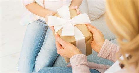 Что подарить бабушке на 8 Марта - полезные и интересные подарки на ...