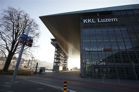 Helikopter bringt Glasscheibe aufs Dach des KKL | zentralplus