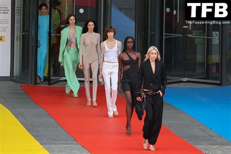Bella Hadid Flashes Her Nude Tits During The Stella Mccartney