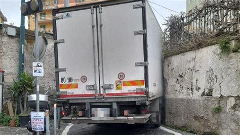 Camion Si Incastra Nella Strada Troppo Stretta I Residenti Qui