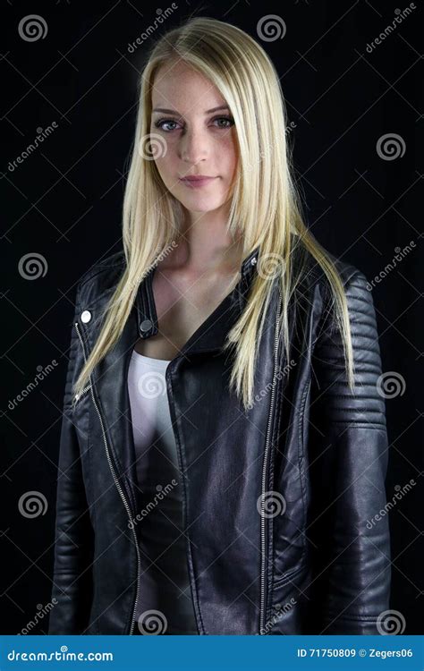 Belle Fille Blonde Utilisant Une Veste En Cuir Noire Image Stock Image Du Fond Caucasien