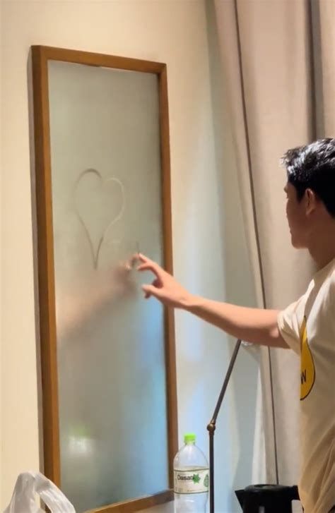 Chuyện tình chị ơi anh yêu em của trai đẹp sân cỏ và hot girl ngân hàng