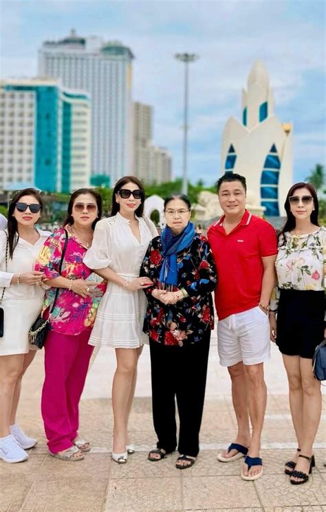 Sao Việt 2 6 Sam khoe ảnh cặp song sinh Quỳnh Nga nóng bỏng với bikini