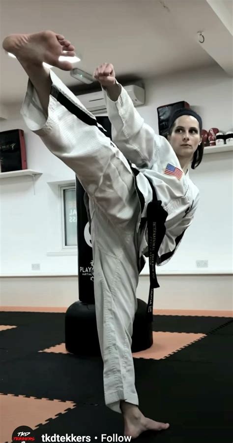 Pin By August Duwi On The Pose Of Beauty👌👍 Women Karate Martial