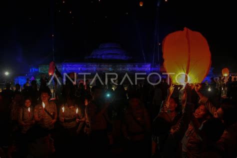 TERBANGKAN LAMPION WAISAK DI CANDI MUARA TAKUS ANTARA Foto