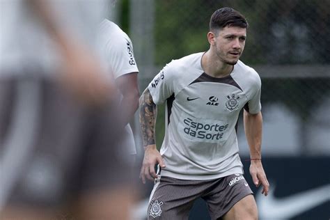 Corinthians treina e deve ter formação tática diferente para pegar o