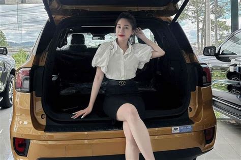 Hot Girl L T Khoe Nhan S C V N Ng I M B N Xe Ford T P Ch Doanh Nghi P Vi T Nam