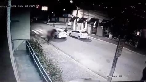 VÍDEO Criminosos abordam motorista e roubam carro na Rua Mossoró em