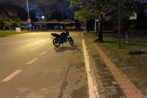 Motociclista morre após colidir contra placa na Avenida Pedro Paulo em