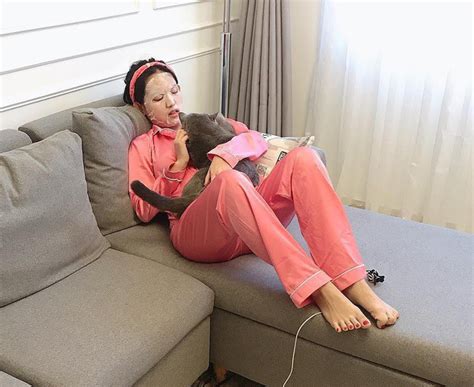 Sự khác biệt của hot girl giữa lúc ở nhà và khi lên đồ đi chơi