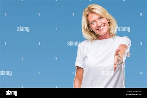 Blonde Frau mittleren Alters über isolierte Hintergrund lächelt