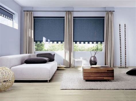 Подоконник столешница в спальне со шторами