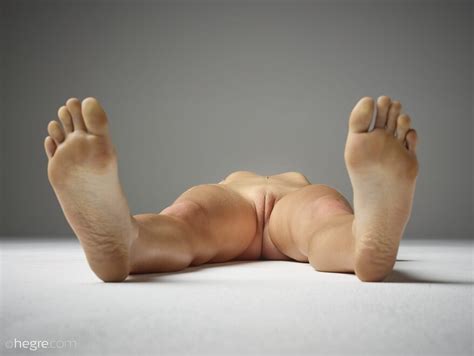 AMATEUR GIRL Flora Full Frontal 10 10000px Porn Pic