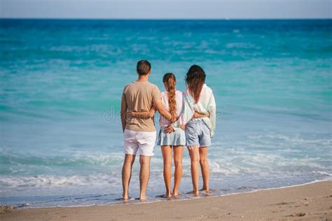 Família De Três Na Praia Se Divertindo Juntos Imagem de Stock Imagem