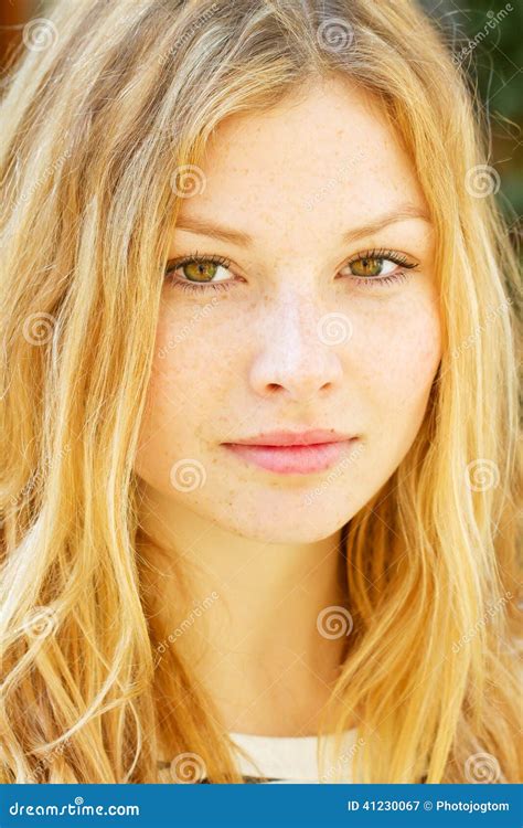 Portret Van Een Blonde Vrouw Stock Afbeelding Image Of Leven Gezicht