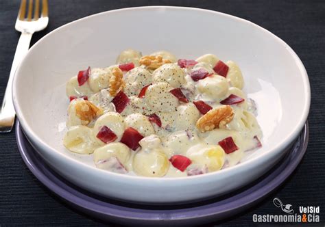 Ñoquis con salsa de queso azul cecina y nueces Gastronomía Cía