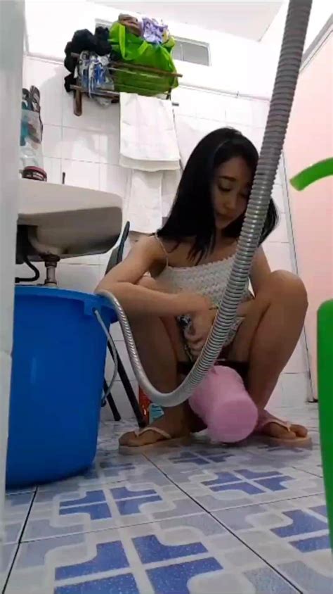 Pretty Girl Washing Pussy ThisVid