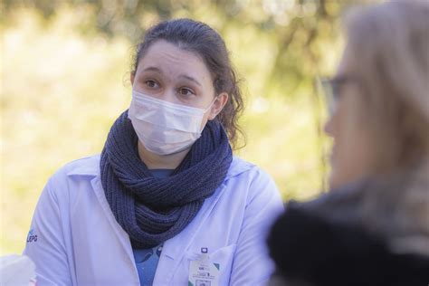 Voluntárias entregam kits para famílias carentes no Humai UEPG