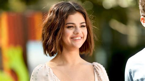 Selena Gomez Debuts Platinum Blonde Hair -- See the Pic! | Entertainment Tonight